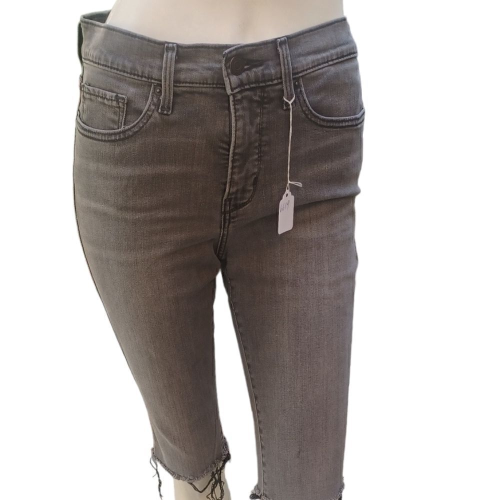 661941....Levi's Gray Shorts Size 29, 12" Inseam 9" Rise - Picture 2 of 6